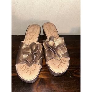 BORN Annette Festival Casual Summer Bronze Metallic Floret Slide Wedge Shoes